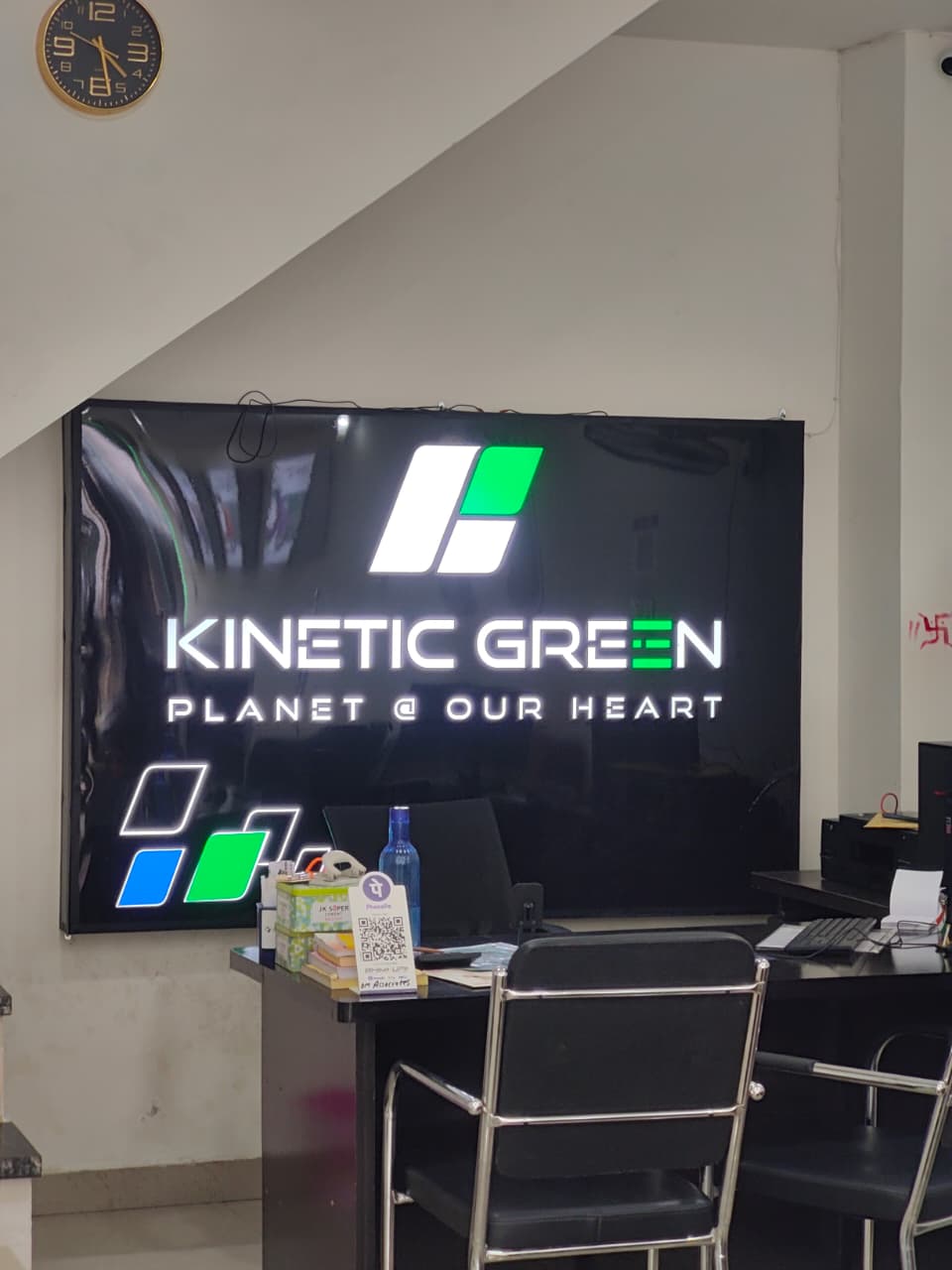 Kinetic Green showroom vehicle close-up in Shahdol