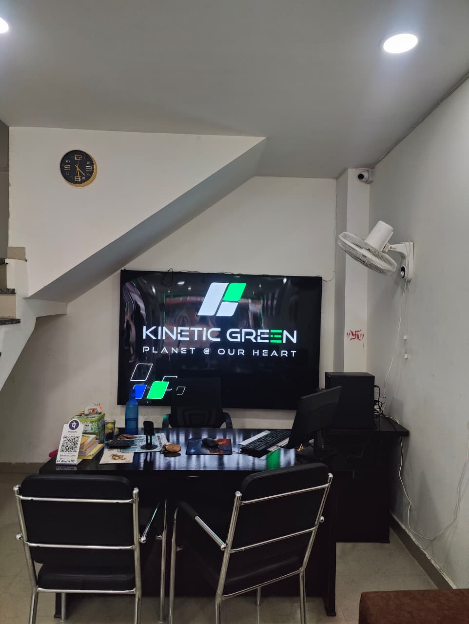 Kinetic Green Shahdol EV display photo